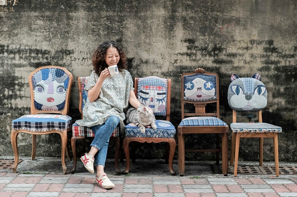 在台南巷弄的老宅裡，有一位女子、兩隻貓，還有滿屋子讓人眼冒愛心的收藏！